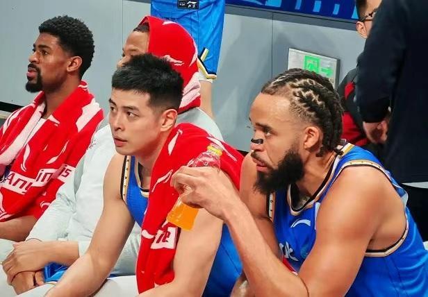 开云体育官网-CBA｜麦基首秀表现中规中矩，举火烧天扣篮令球迷兴奋不已