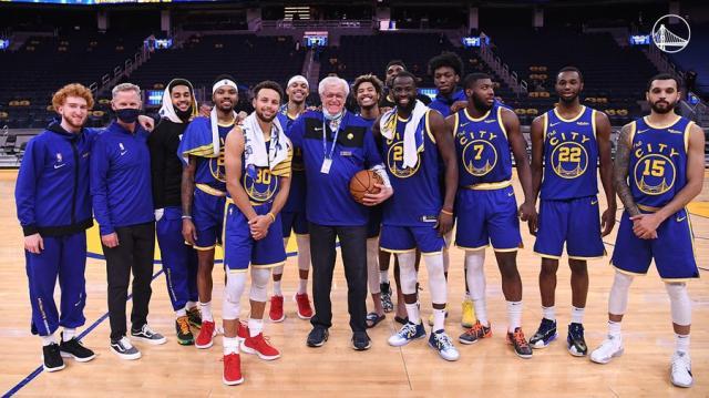 开云体育app-真就一人一城呗！勇士主场记分员效力58年终退休